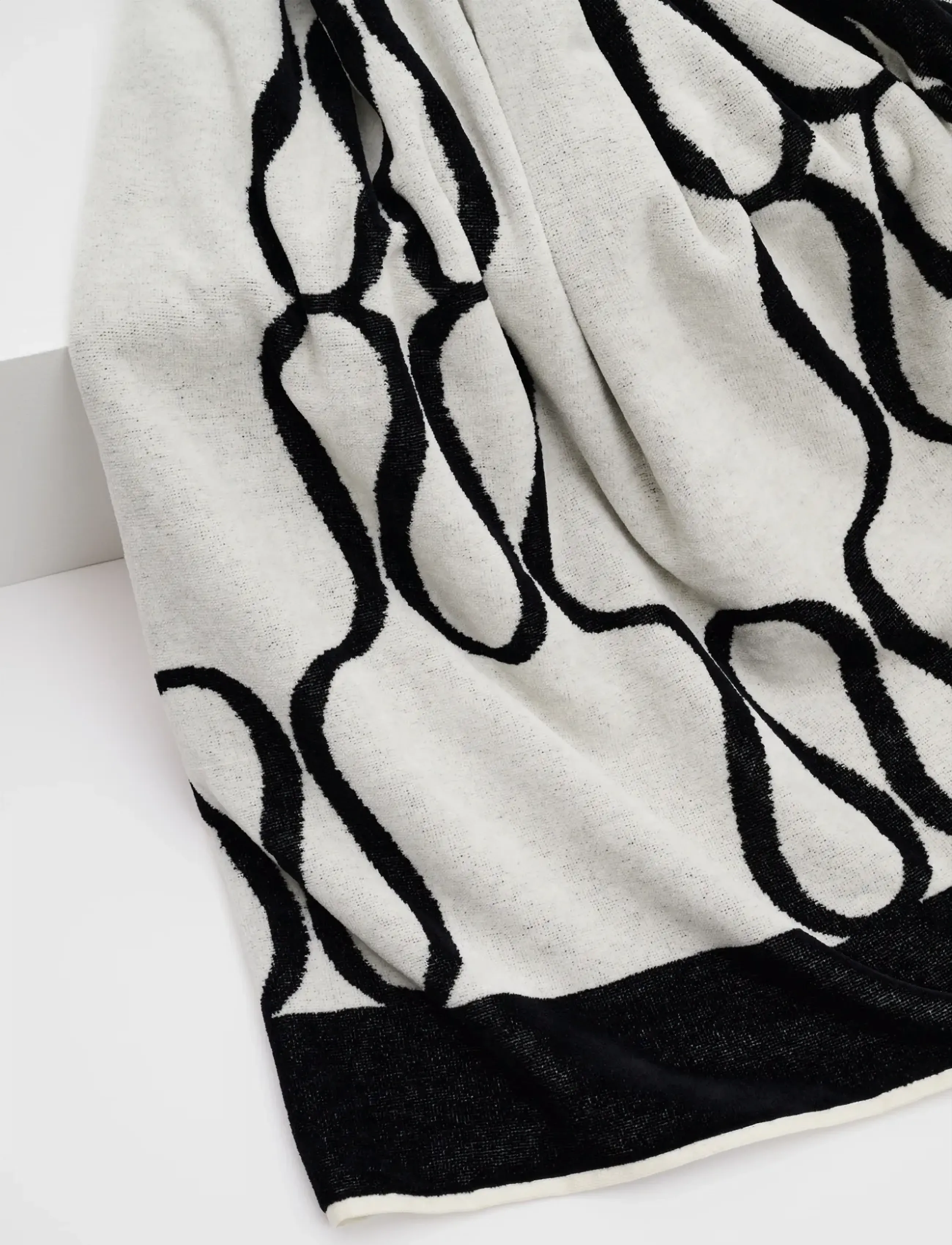 Malina - Monogram Jacquard Beach Towel - saunalinad - black - 4