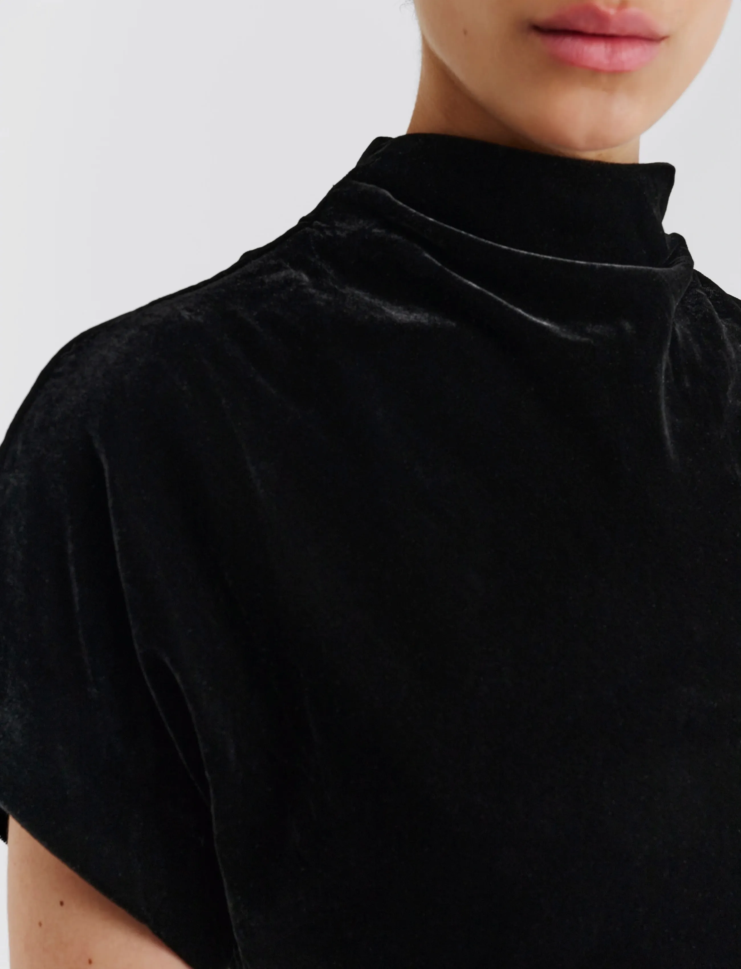 Malina - Otilia Draped Half Polo Velvet Top - t-särgid - black - 5