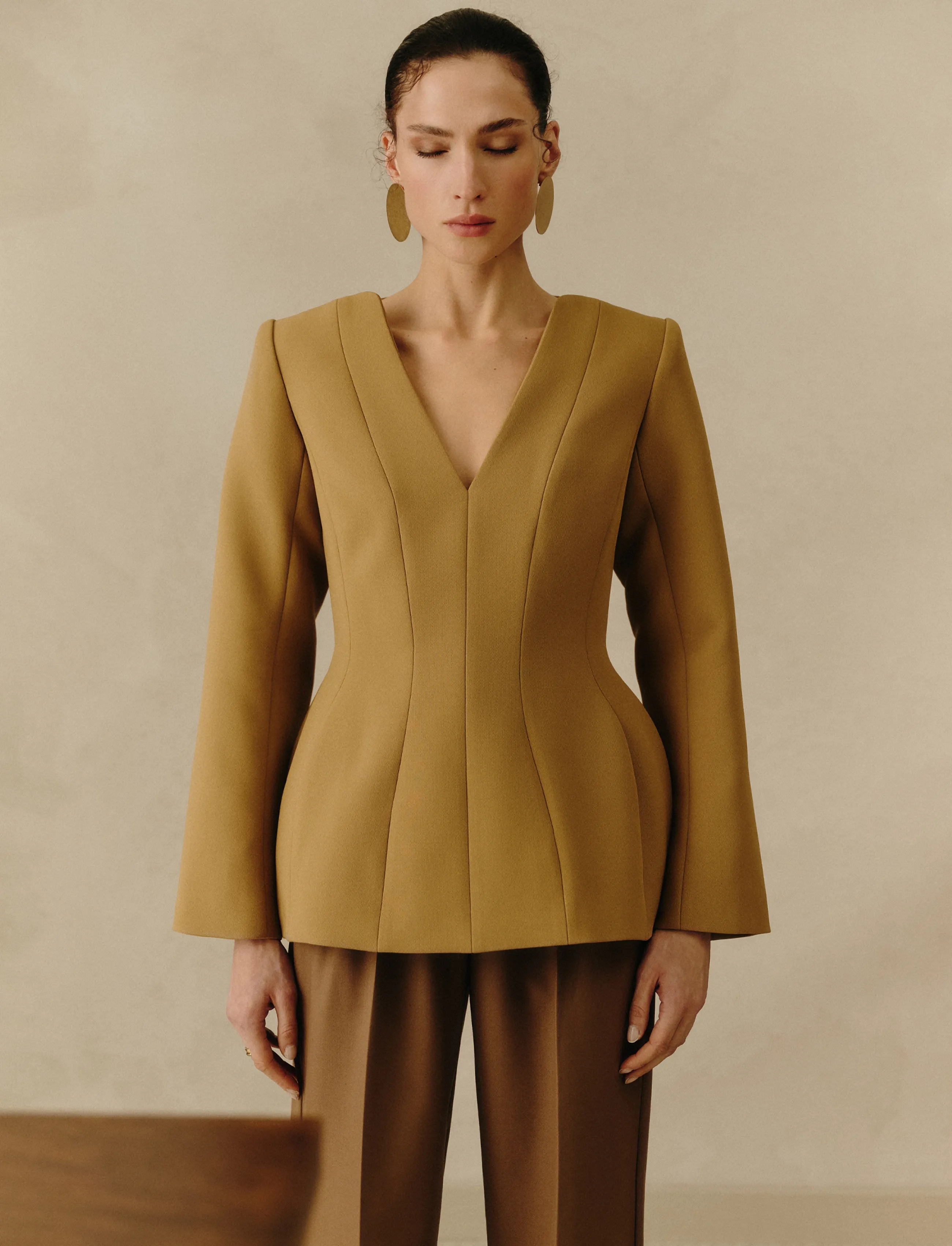 Malina - Ninni Cut-Out Shoulder Hourglass Top - langærmede toppe - camel - 5
