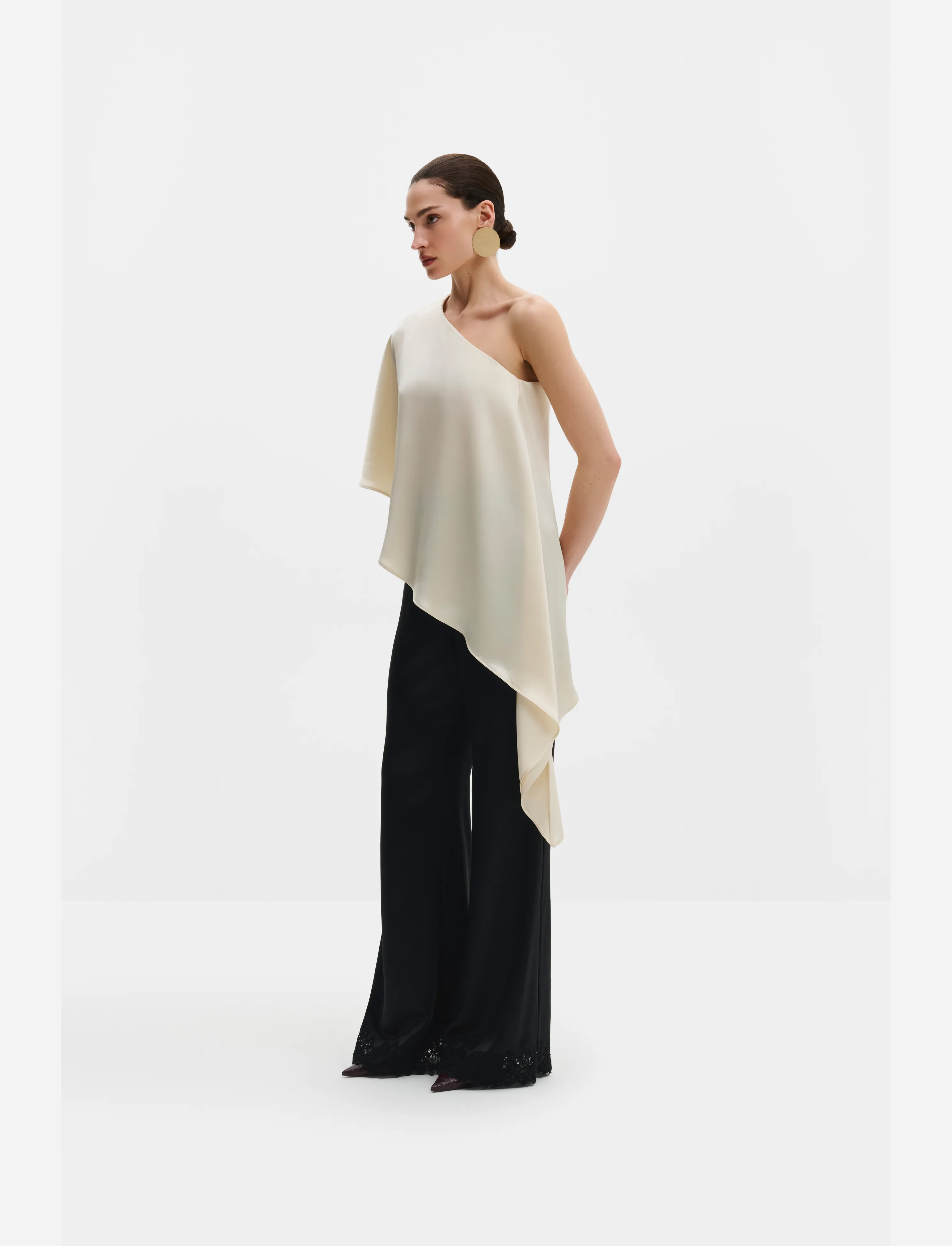 Malina - Aria One Shoulder Asymmetric Satin Blouse - Ärmlösa blusar - pearl - 3
