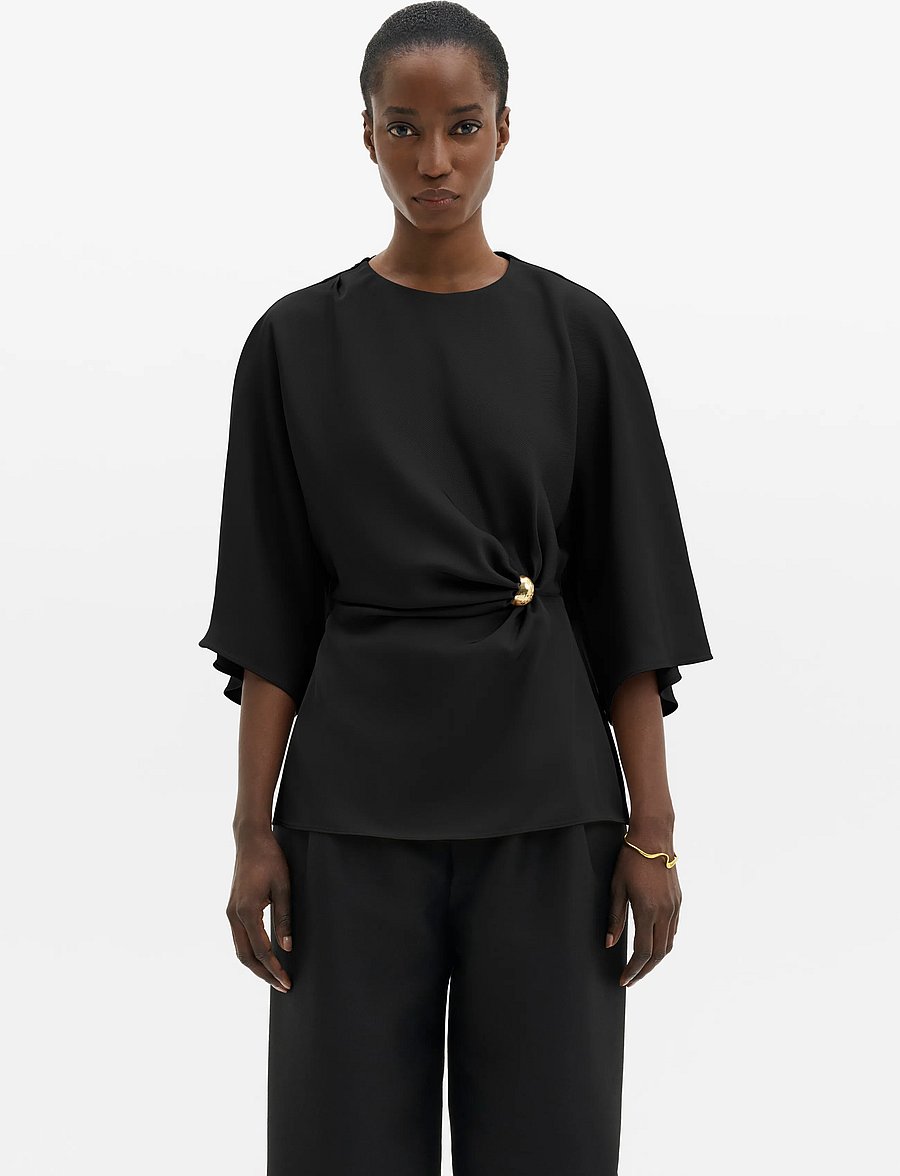 Malina - Zilla Brooch Detailed Blouse - kortärmade blusar - black - 0