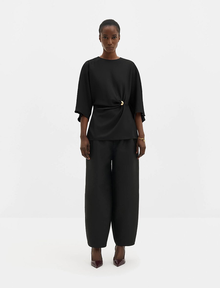 Malina - Zilla Brooch Detailed Blouse - kortärmade blusar - black - 3
