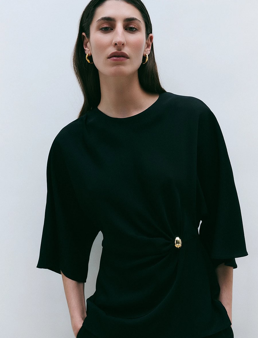 Malina - Zilla Brooch Detailed Blouse - kortärmade blusar - black - 4