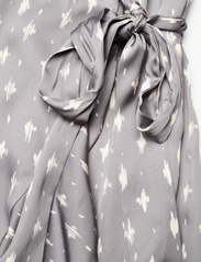 Malina - Blossom printed wrap midi dress - sukienki kopertowe - astra - 6