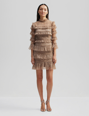Malina - Carmine frill mini lace dress - odzież imprezowa w cenach outletowych - greige - 2