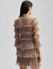 Malina - Carmine frill mini lace dress - odzież imprezowa w cenach outletowych - greige - 3