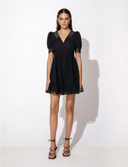 Malina - Abby short sleeve mini dress - festklær til outlet-priser - black - 2