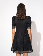 Malina - Abby short sleeve mini dress - festklær til outlet-priser - black - 4