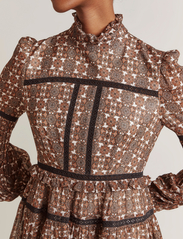 Malina - Francesca dress - odzież imprezowa w cenach outletowych - fall paisley - 4