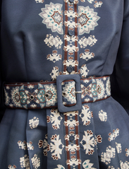 Malina - Mathilde belted printed mini dress - vakarėlių drabužiai išparduotuvių kainomis - tile - 5