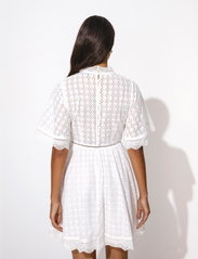 Malina - Claire mini lace dress - festmode zu outlet-preisen - white - 4