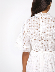 Malina - Claire mini lace dress - odzież imprezowa w cenach outletowych - white - 5