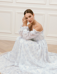 Malina - Amelia off-the-shoulder organza bridal gown - festkläder till outletpriser - soft floral ivory - 7