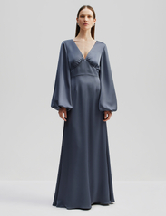 Malina - Addie balloon sleeve v-neck maxi dress - odzież imprezowa w cenach outletowych - smoke - 2