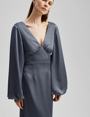 Malina - Addie balloon sleeve v-neck maxi dress - odzież imprezowa w cenach outletowych - smoke - 4