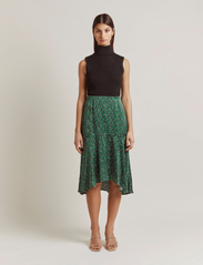 Malina - Bonnie midi skirt with frill - midi nederdele - green leo - 2