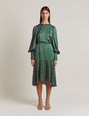 Malina - Bonnie midi skirt with frill - midi kjolar - green leo - 7
