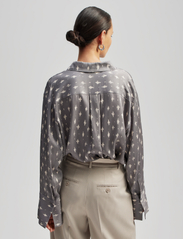 Malina - Emily printed satin shirt - langærmede bluser - astra - 3