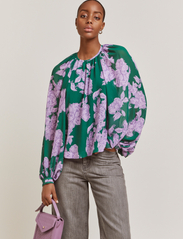 Malina - Giordana Blouse - langermede bluser - winter floral lilac - 3