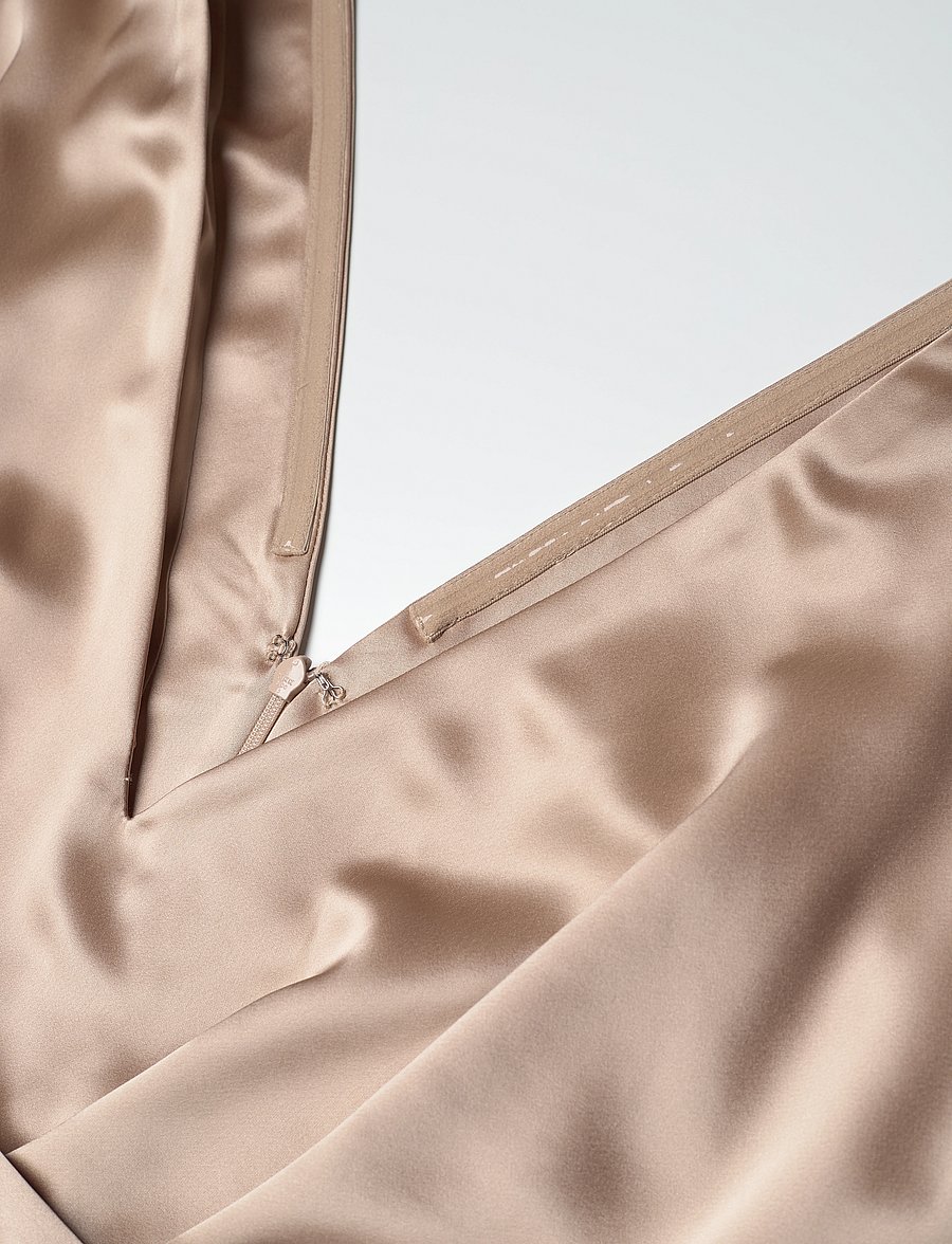 Malina - Juno V-Neck Satin Midi Dress - cocktailkjoler - champagne - 5