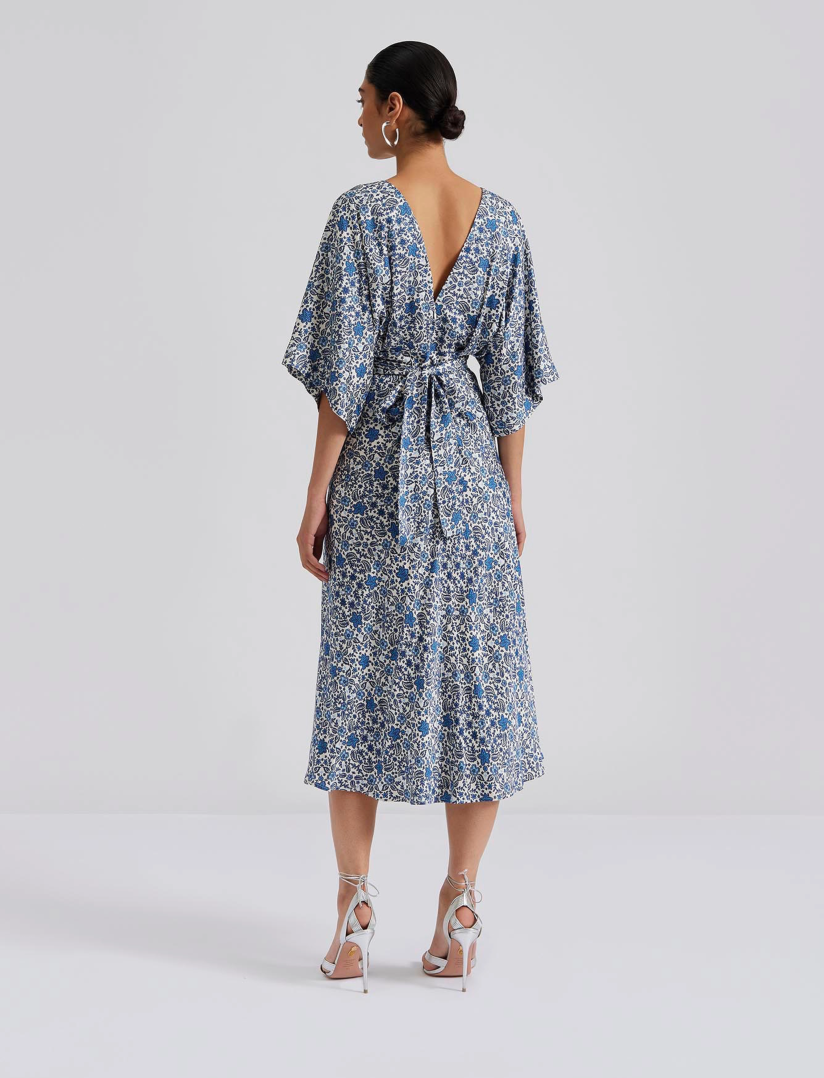 Malina - Juno V-Neck Satin Midi Dress - festtøj til outletpriser - coastal florals - 3