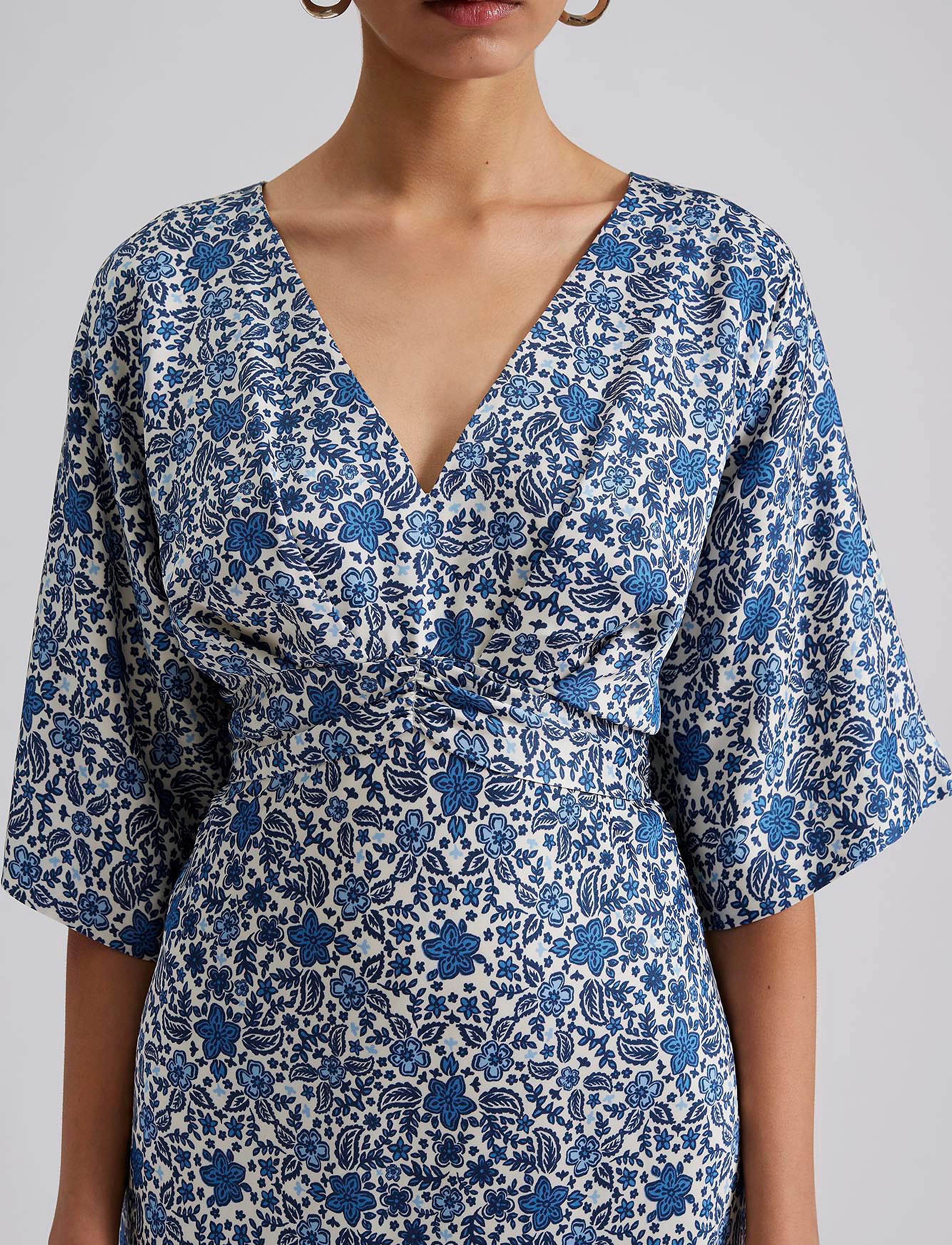 Malina - Juno V-Neck Satin Midi Dress - festtøj til outletpriser - coastal florals - 4