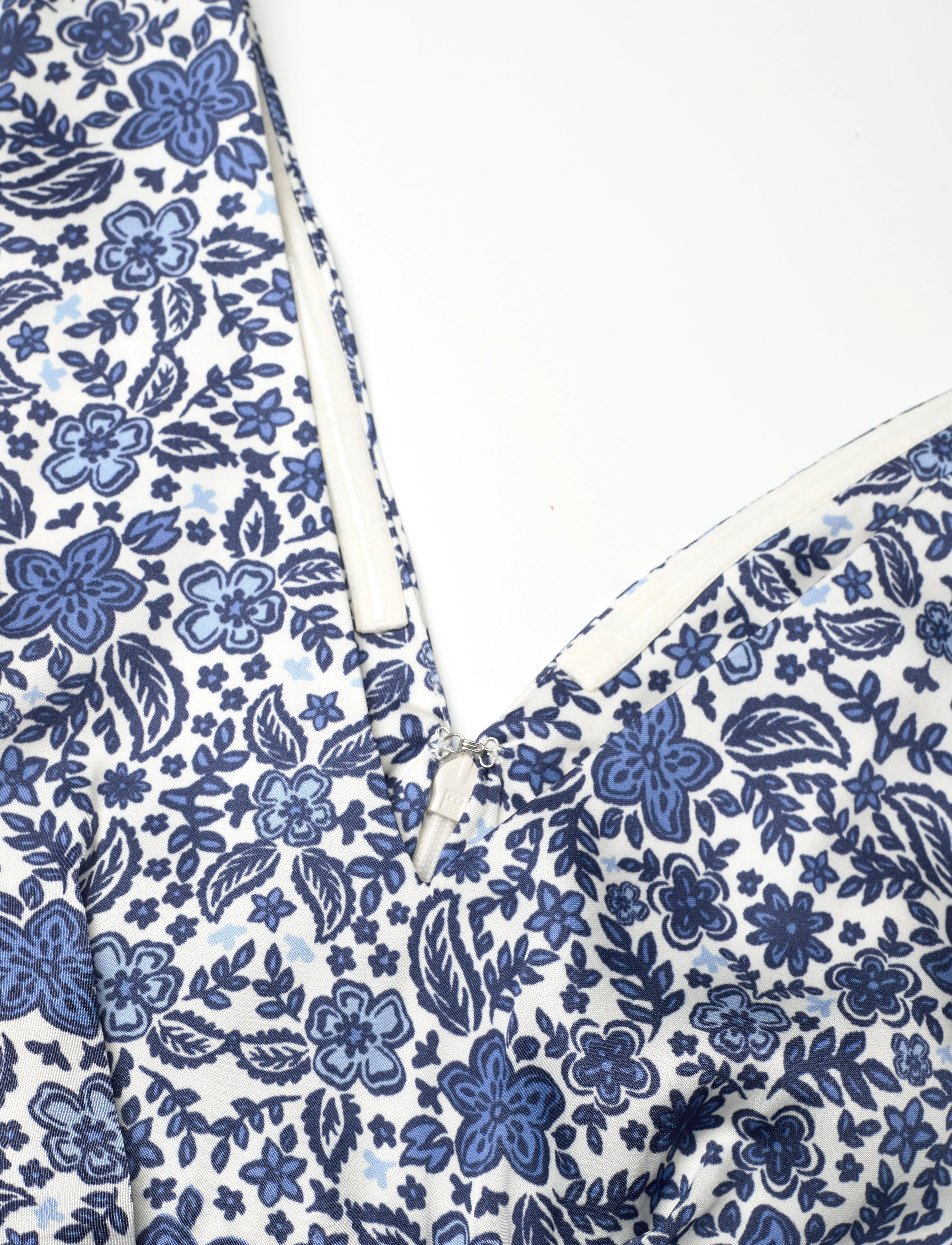 Malina - Juno V-Neck Satin Midi Dress - festtøj til outletpriser - coastal florals - 5