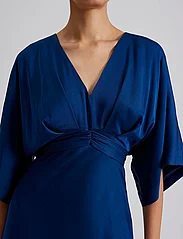 Malina - Juno v-neck satin midi dress - aftonklänningar - midnight blue - 4