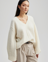 Malina - Allison V-neck wool blend sweater - swetry - creme - 4