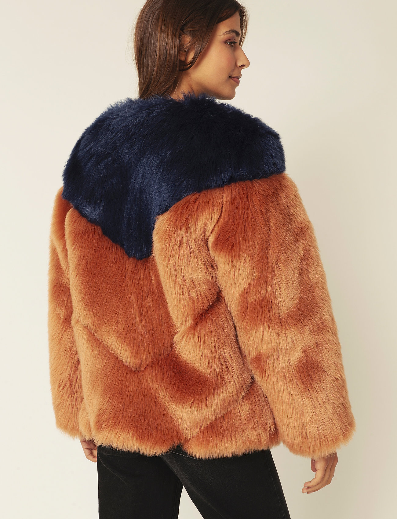 By Malina - Rocca faux fur jacket - spiced honey-inc blue - 3