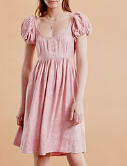 by Ti Mo - Jacquard Open Back Dress - festklær til outlet-priser - pink - 2