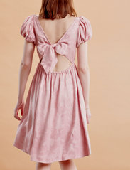 by Ti Mo - Jacquard Open Back Dress - ballīšu apģērbs par outlet cenām - pink - 3