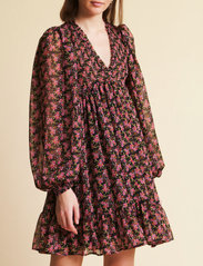 by Ti Mo - Chiffon V-neck Dress - korta klänningar - 252 - cherry blossom - 2