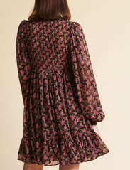 by Ti Mo - Chiffon V-neck Dress - trumpos suknelės - 252 - cherry blossom - 3