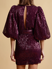 by Ti Mo - Sequins Puff Sleeve Mini Dress - feestelijke kleding voor outlet-prijzen - 048plum - 4