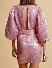 by Ti Mo - Sequins Puff Sleeve Mini Dress - ballīšu apģērbs par outlet cenām - pink - 3