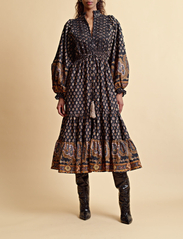 by Ti Mo - Décorated Poplin Midi Dress - midi kjoler - 564 - paisley - 2