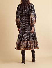 by Ti Mo - Décorated Poplin Midi Dress - sukienki do kolan i midi - 564 - paisley - 3
