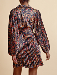 by Ti Mo - Plissé Button Down Dress - odzież imprezowa w cenach outletowych - 591 - dark rose - 3