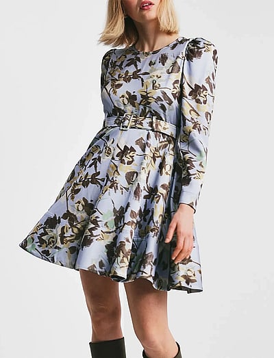 by Ti Mo Tailored Satin Belt Dress - Sukienki na imprezę - 410 - WALLPAPER / blue