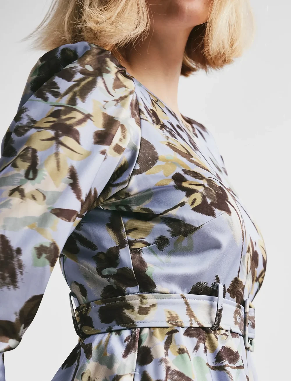 by Ti Mo - Tailored Satin Belt Dress - festklänningar - 410 - wallpaper - 5