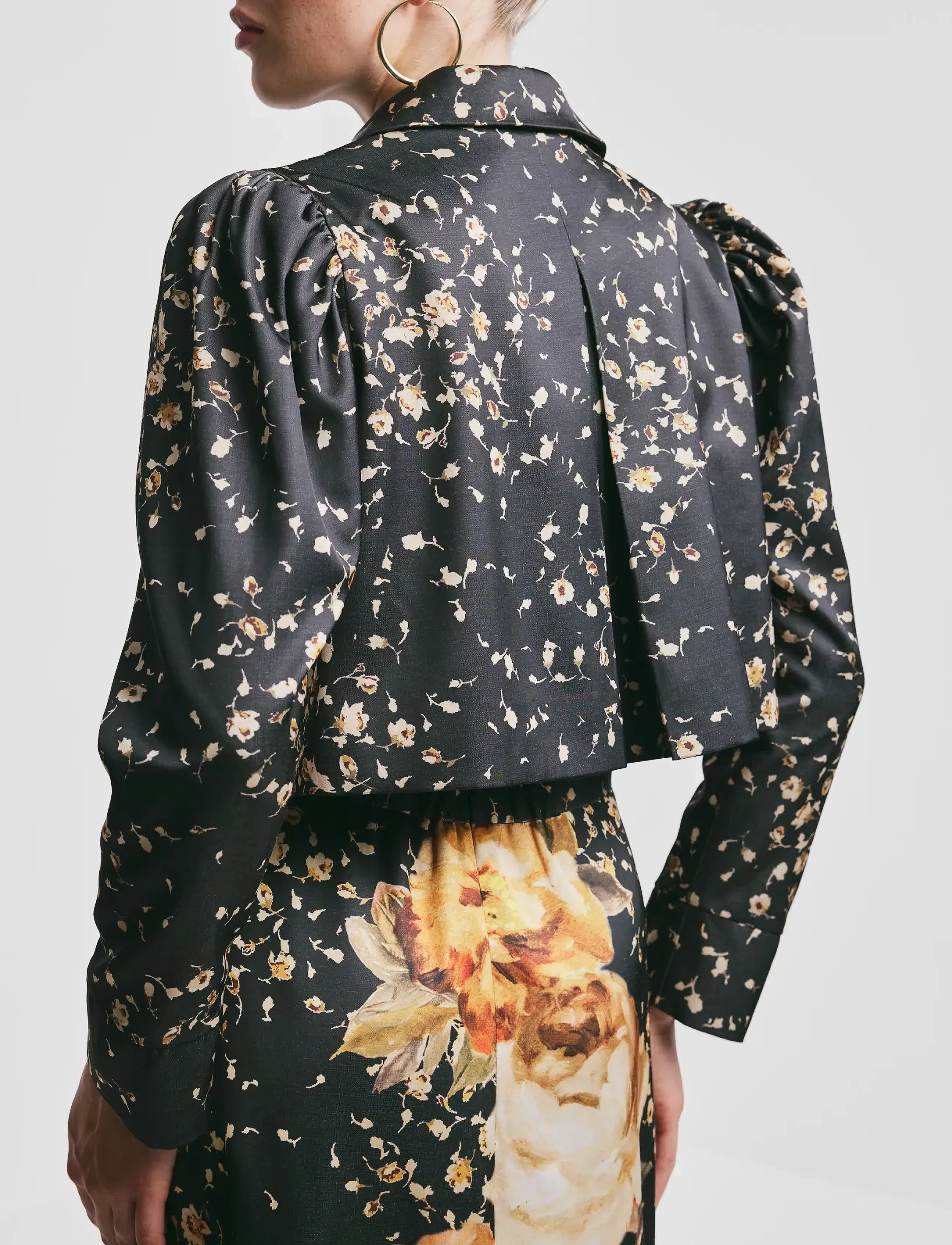 by Ti Mo - Tailored Satin Cropped Jacket - striukės ir švarkeliai - 534 - black roses - 3