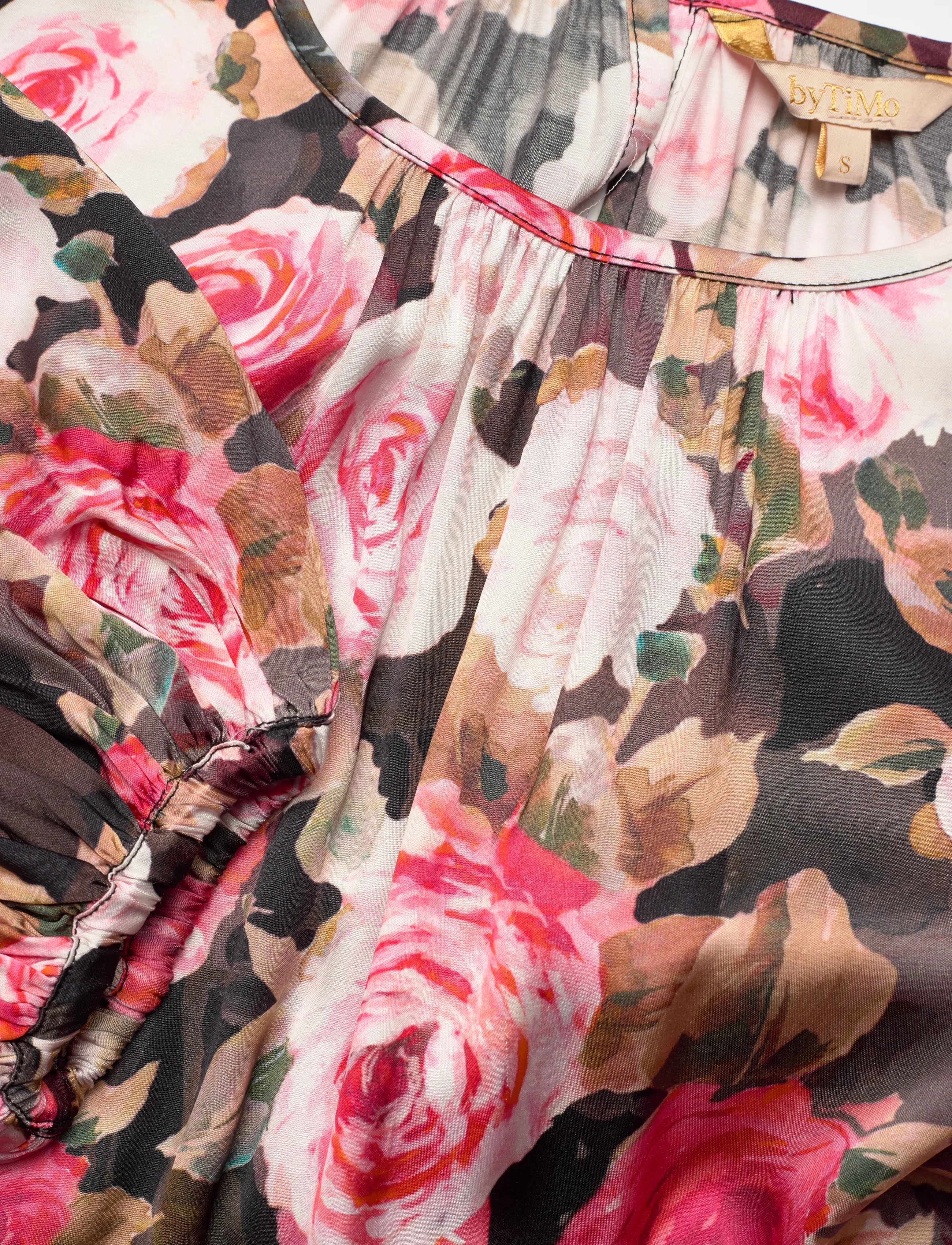 by Ti Mo - Satin Flounce Top - långärmade blusar - 549 - midnight roses - 2