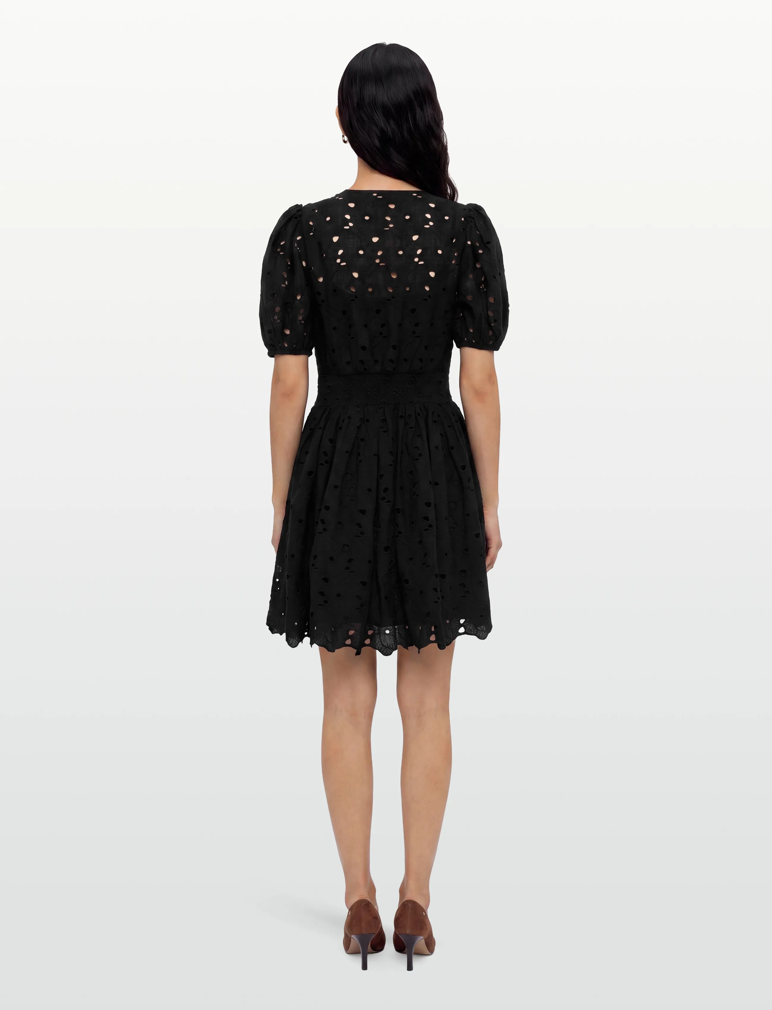 by Ti Mo - Broderie Anglaise Puffed Dress - sommarklänningar - 099 - black - 4