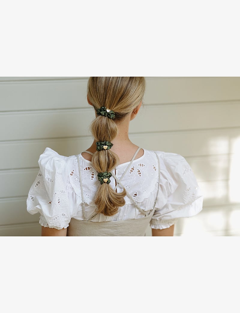 ByEloise - Tangsi Beach - scrunchies ja patsikummid - olive green, coral - 2