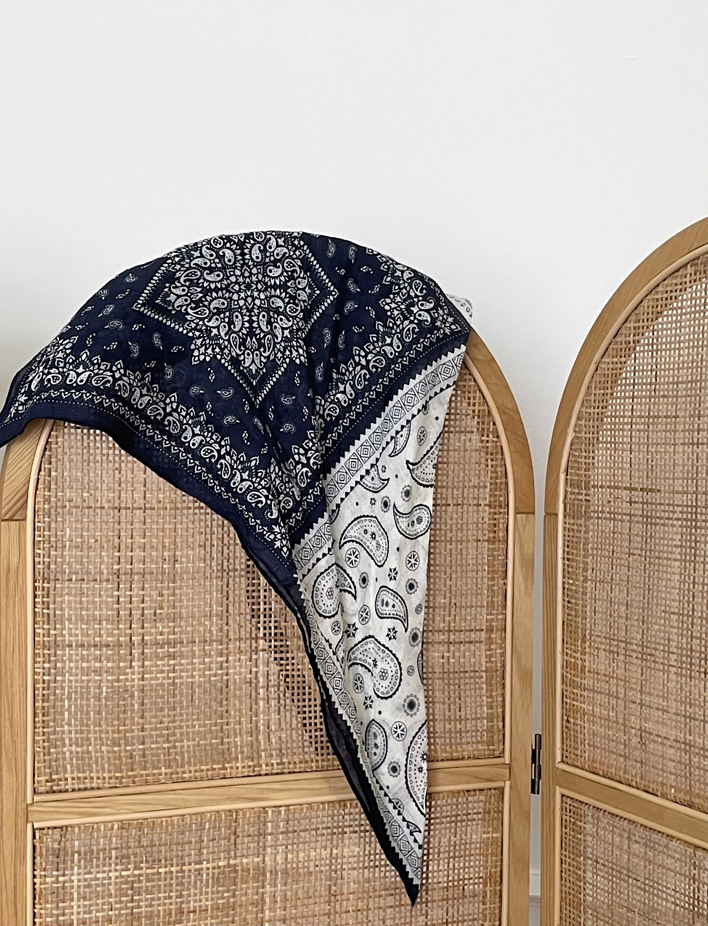 BYIC - CallyIC Scarf - lightweight scarves - navy white paisley - 4