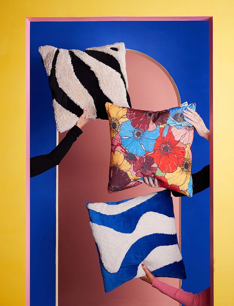 Byon - Pillow Fluffy - geschenke unter 100€ - black/beige - 1