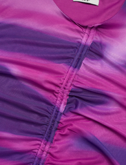 bzr - Mela Crinckle dress - fodralklänningar - pink aop - 2