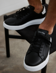 Calvin Klein - LOW TOP LACE UP LTH - låga sneakers - black/white - 5