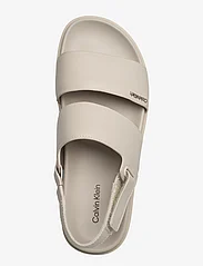 Calvin Klein - FLAT SANDAL CALVIN MTL LTH - zempapēžu sandales - stony beige - 3